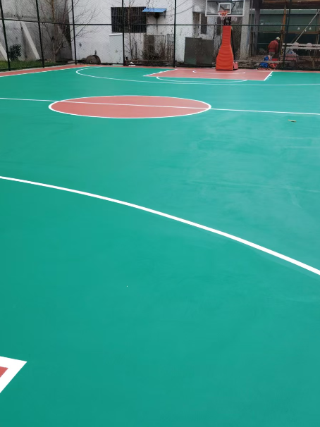 吉木乃 球场长期使用易出现地面开裂